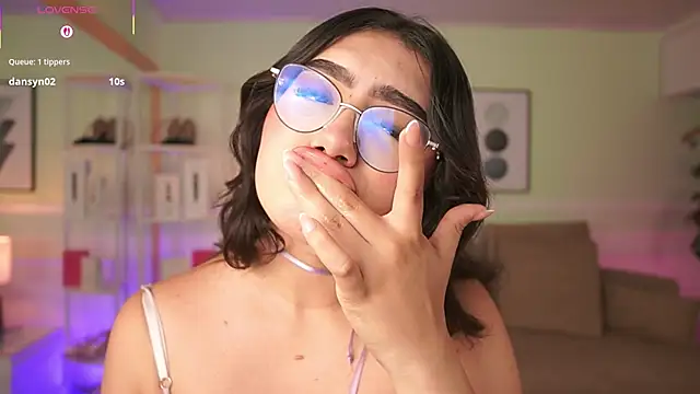 EmilyTurneer online show from April 16, 9:39 pm