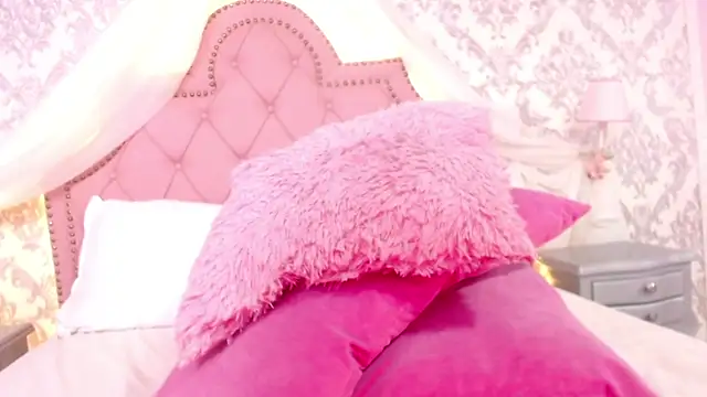 GabrielaSuarez online show from December 2, 7:16 pm