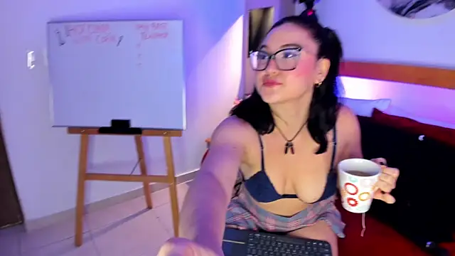 CoralQuinn online show from November 6, 12:00 pm