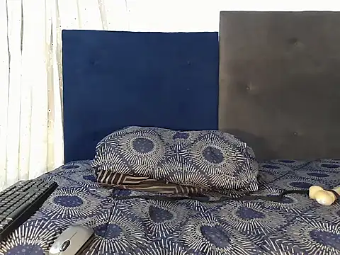 MinnieBee101 online show from March 8, 2:04 am