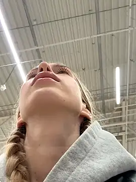 kira mia online show from December 4, 3:24 pm