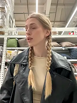 kira mia online show from December 16, 3:40 pm