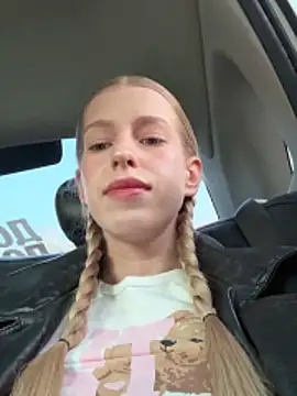 kira mia online show from March 30, 3:55 pm