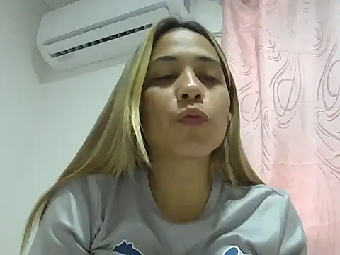 Blonde latina online show from November 24, 2:30 pm