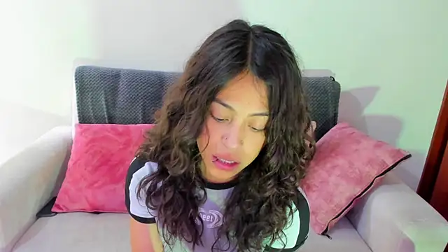 emily jonessxx online show from November 13, 6:07 pm