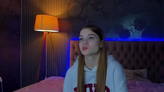 LuisaClover online show from November 22, 1:03 pm