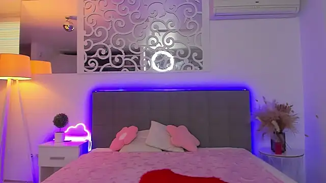 LuisaClover online show from February 16, 1:22 pm