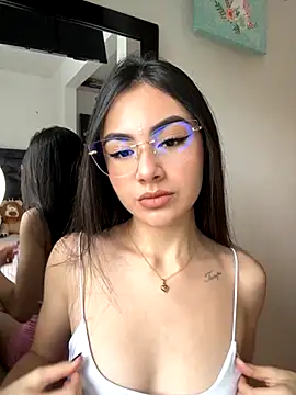 IslaCole online show from October 27, 7:08 pm