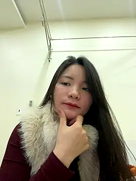 Bee Yellow00 online show from January 7, 4:49 am