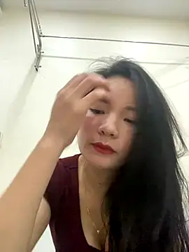 Bee Yellow00 online show from November 7, 4:29 am