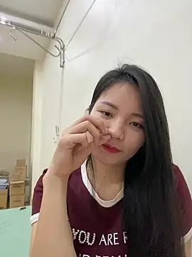 Bee Yellow00 online show from February 27, 5:07 am