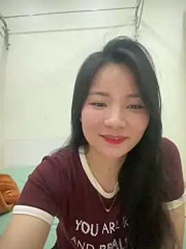 Bee Yellow00 online show from March 27, 4:47 am