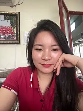 Bee Yellow00 online show from March 21, 1:21 am