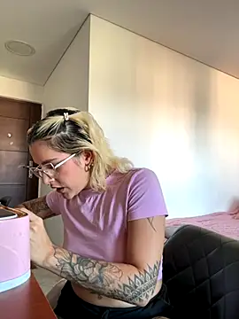 Snapshot of loremusis- chatting on November 6, 9:42 pm loremusis- online show from November 6, 9:42 pm