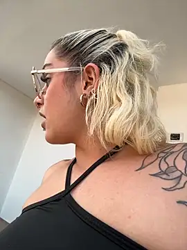 Snapshot of loremusis- chatting on November 5, 9:42 pm loremusis- online show from November 5, 9:42 pm