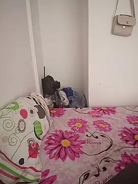 YeseniaRodriguez3 online show from December 17, 8:13 pm