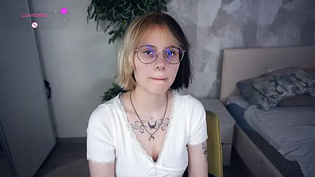 KellePourier online show from February 13, 6:53 pm