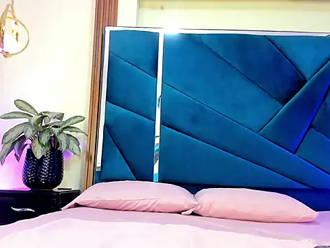 LunaaMorelli online show from November 17, 2:45 am