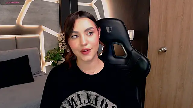 DakotaRussell  online show from December 21, 8:46 pm