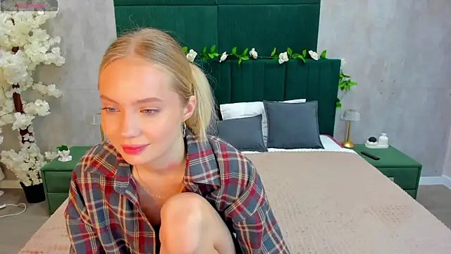 Melanie Ryer online show from November 13, 1:37 am