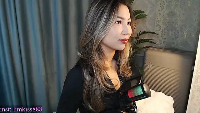 limkiss online show from December 16, 2:01 pm