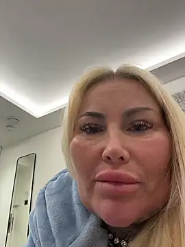 Candy-RoseUK online show from November 11, 1:01 am