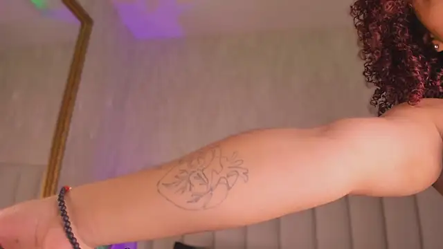 LaraCurls online show from November 6, 1:50 pm