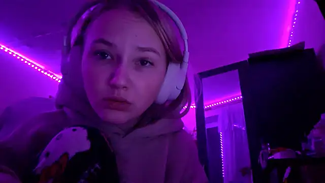 KarinRobertson online show from December 4, 6:30 pm