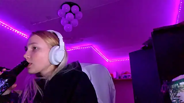 KarinRobertson online show from December 3, 4:20 pm