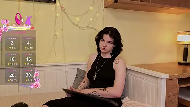 LatinaHuguenin online show from November 27, 7:11 am