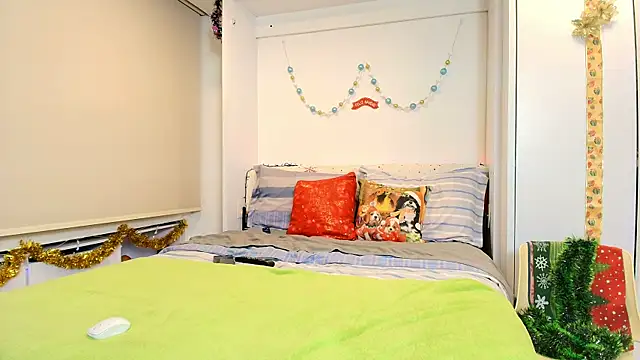 irisrossee  online show from December 23, 2:26 am