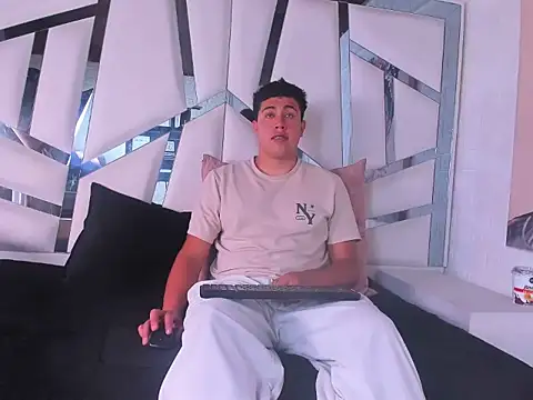 Emmaanddarling online show from November 17, 4:08 pm