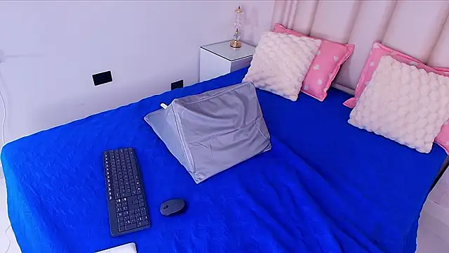 alanarose18 online show from February 12, 7:37 pm