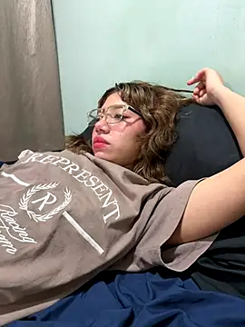 latinahorny11 online show from December 21, 9:35 am