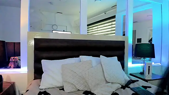 LaurenSpitz online show from February 18, 11:53 am