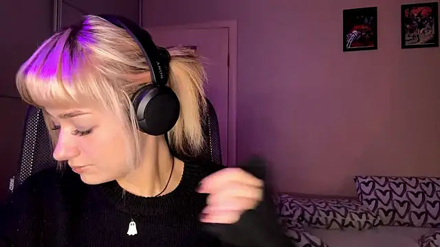 EmilySkyline online show from November 13, 5:17 am