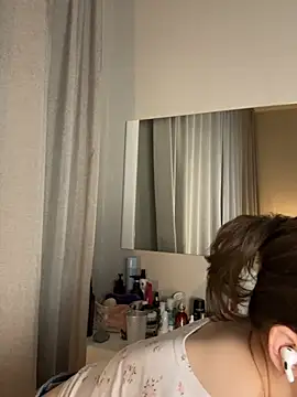 yoyogirlx online show from May 13, 1:50 pm