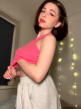 yoyogirlx online show from December 20, 2:10 pm