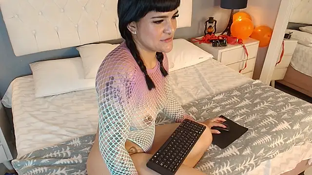 Niinatorres online show from December 1, 8:33 pm