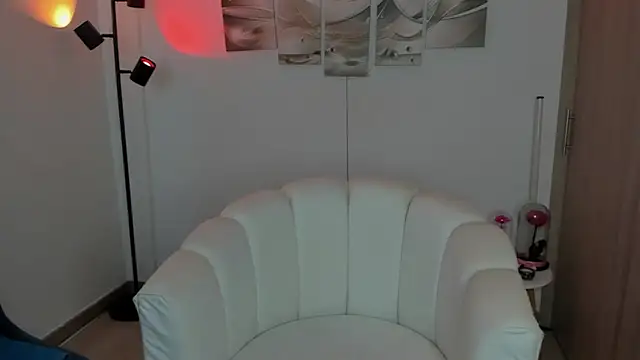 haileyflorez  online show from February 14, 5:37 pm