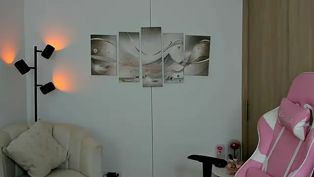 haileyflorez  online show from May 29, 3:32 pm