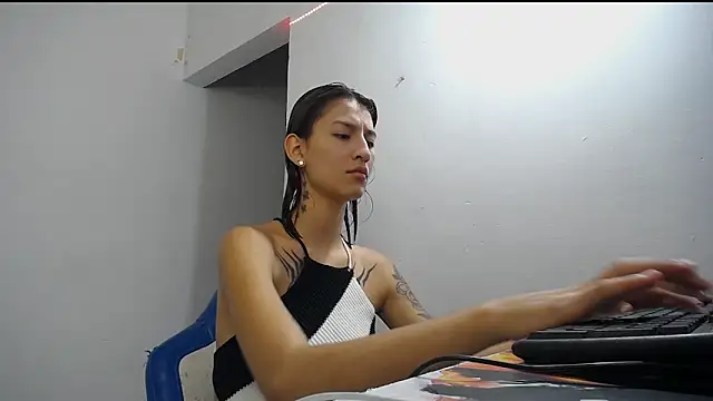 Hot play18 online show from February 19, 9:35 pm