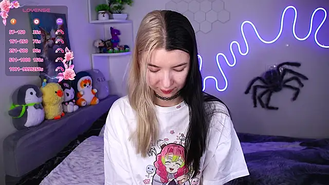 Emmie shy online show from April 9, 7:30 pm