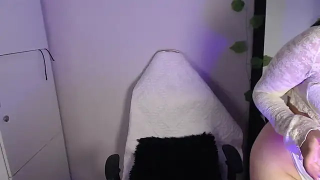 zoesinclair2 online show from November 18, 8:54 pm