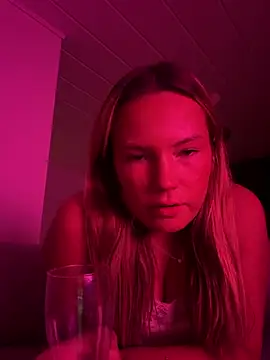 Sandrasnoww online show from August 3, 9:42 pm