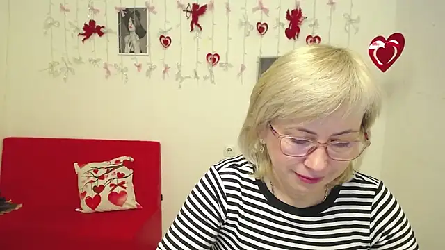 LaurenWishy online show from February 1, 6:01 am