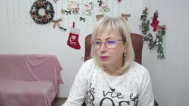 LaurenWishy online show from December 15, 11:59 am