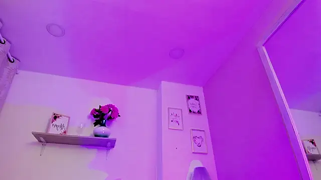 LauraRaider online show from February 13, 9:05 pm