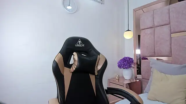 thalia nichols online show from April 15, 8:20 pm