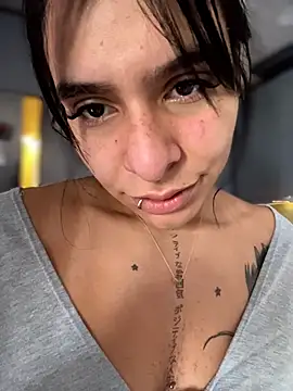 SaraAndrade  online show from March 26, 1:24 pm